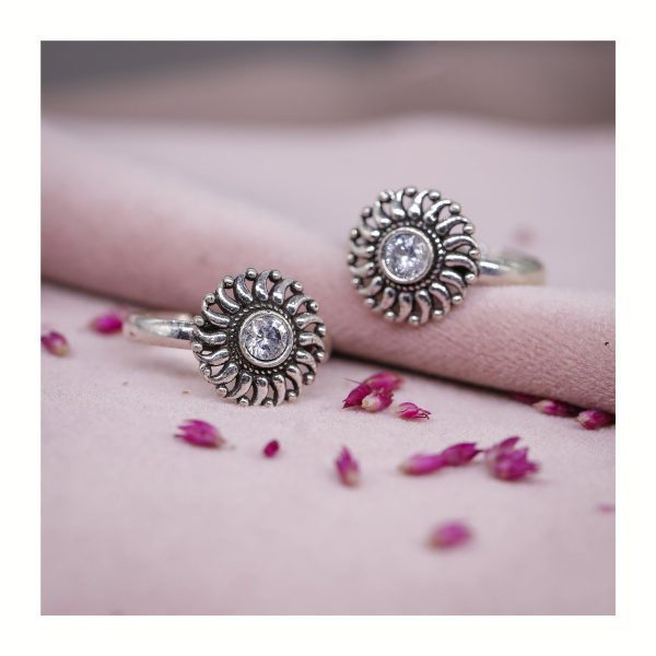 JSAJ ROUND DESIGN TOERING CHUTKI BICHIYA IN ZIRCONIA OR AMERICAN DIAMOND STONE IN STERLING SILVER WHICH IS UNBREAKABLE DURABLE COMFORTABLE FOR GIRLS AND WOMENS IN PURE SILVER